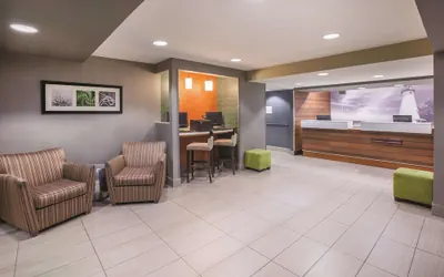 Photo 3 - La Quinta Inn & Suites by Wyndham Erie