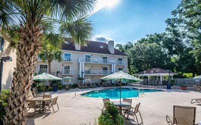 Photo 2 - Palmera Inn and Suites