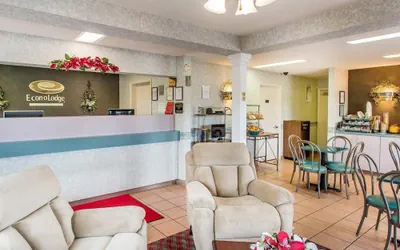 Photo 4 - Econo Lodge Dothan West