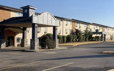 Photo 2 - Brentwood Inn Clinton
