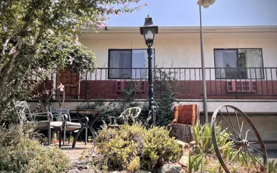 Mariposa Lodge