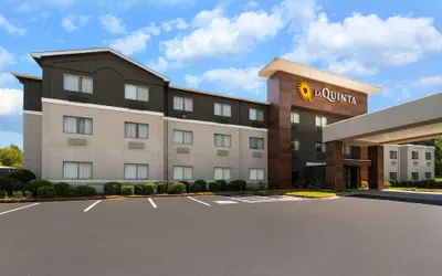 Photo 2 - La Quinta Inn & Suites by Wyndham Jackson Airport/Pearl