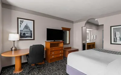 Photo 5 - La Quinta Inn & Suites by Wyndham Jackson Airport/Pearl
