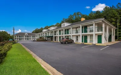 Quality Inn & Suites Greensboro near Lake Oconee