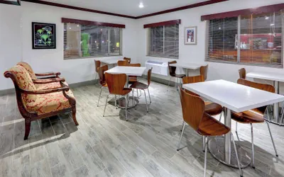 Photo 4 - Super 8 by Wyndham Roswell