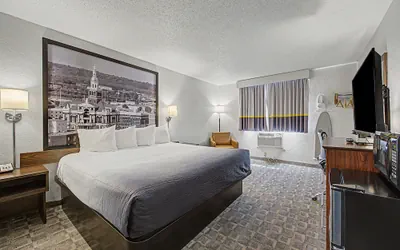 Photo 2 - Super 8 by Wyndham Dubuque