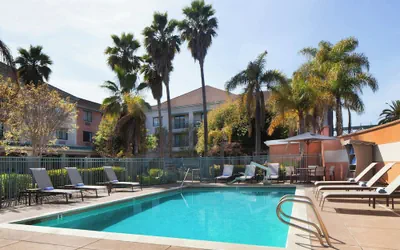 Photo 2 - Courtyard by Marriott Oakland Airport