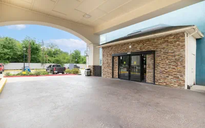 Photo 2 - Wingate by Wyndham Humble/Houston Intercontinental Airport