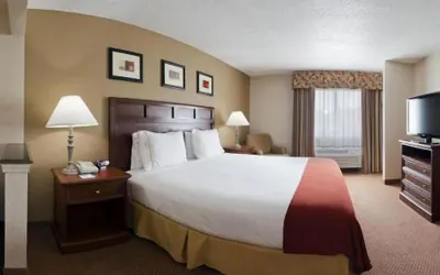 Photo 3 - Holiday Inn Express Hotel & Suites by IHG