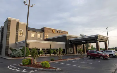 Photo 2 - La Quinta Inn & Suites by Wyndham Knoxville East