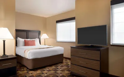 Photo 5 - Hawthorn Extended Stay by Wyndham Milwaukee Airport