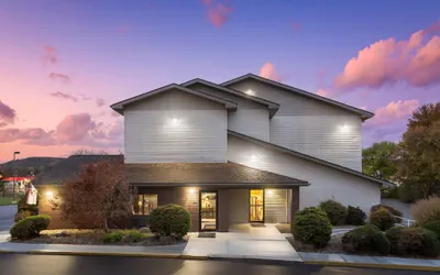 Photo 2 - Super 8 by Wyndham New Stanton