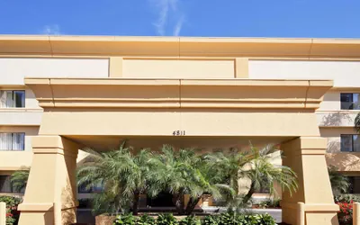 Photo 2 - La Quinta Inn & Suites by Wyndham Tampa Fairgrounds - Casino