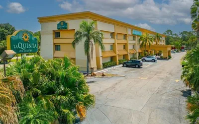 Photo 2 - La Quinta Inn & Suites by Wyndham Tampa Brandon West