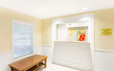 Photo 2 - Super 8 by Wyndham Statesboro