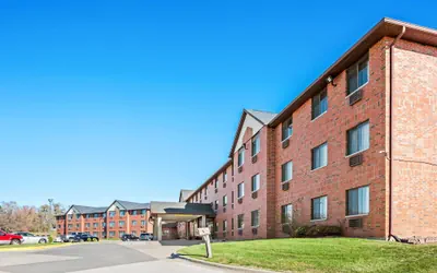 Photo 2 - Days Inn & Suites by Wyndham Des Moines Airport