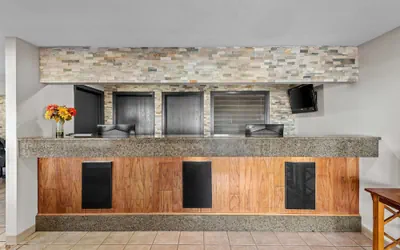 Photo 3 - Days Inn & Suites by Wyndham Des Moines Airport
