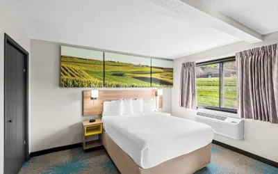 Photo 5 - Days Inn & Suites by Wyndham Des Moines Airport