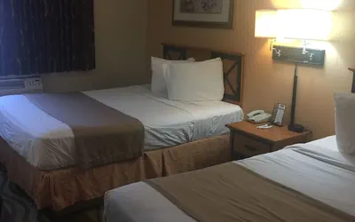 Photo 3 - Travelodge by Wyndham Battle Creek
