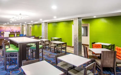 Photo 4 - La Quinta Inn & Suites by Wyndham St. Louis Hazelwood/ North