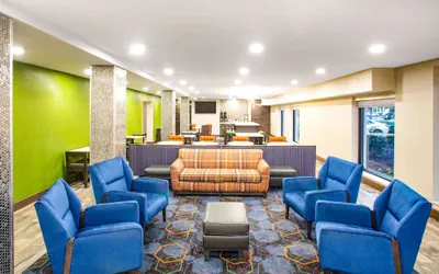 Photo 5 - La Quinta Inn & Suites by Wyndham St. Louis Hazelwood/ North