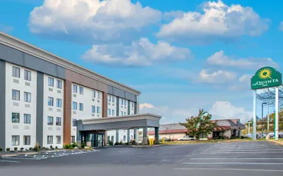 Photo 2 - La Quinta Inn & Suites by Wyndham St. Louis Hazelwood/ North