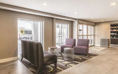 Photo 5 - La Quinta Inn & Suites by Wyndham Cleveland - Airport North