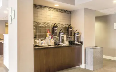 Photo 3 - La Quinta Inn & Suites by Wyndham Cleveland - Airport North