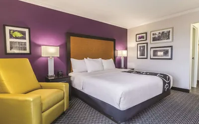 Photo 2 - La Quinta Inn & Suites by Wyndham Cleveland - Airport North