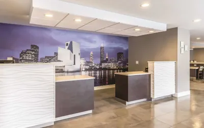 Photo 4 - La Quinta Inn & Suites by Wyndham Cleveland - Airport North