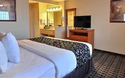 Photo 4 - Clarion Inn Renton - Seattle