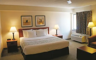 Photo 5 - La Quinta Inn & Suites by Wyndham Albuquerque Journal Ctr NW