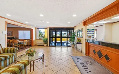 Photo 3 - La Quinta Inn & Suites by Wyndham Albuquerque Journal Ctr NW