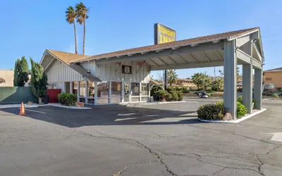 Photo 2 - Economy Inn Barstow