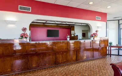 Photo 5 - Econo Lodge Inn & Suites Conference Center