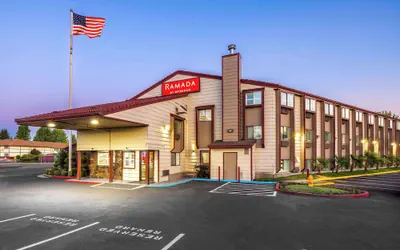 Photo 2 - Ramada by Wyndham Medford Airport North