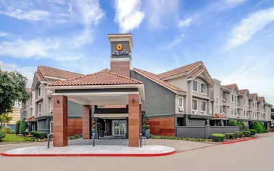 Photo 2 - La Quinta Inn & Suites by Wyndham Dallas DFW Airport North