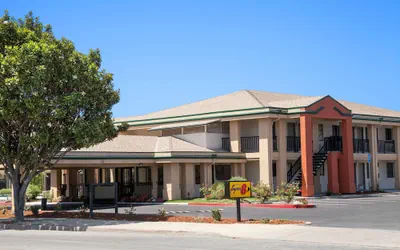 Photo 2 - Super 8 by Wyndham Salinas