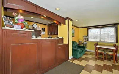 Photo 3 - America's Deluxe Inn
