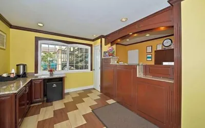 Photo 4 - America's Deluxe Inn