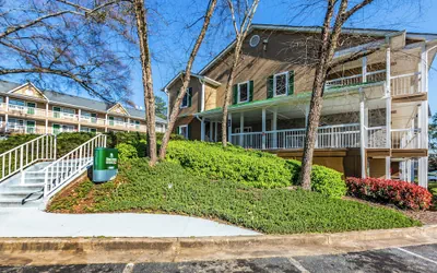 HomeTowne Studios by Red Roof Atlanta - Norcross Downtown