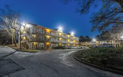 HomeTowne Studios by Red Roof Atlanta - Norcross Downtown
