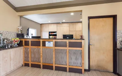 Photo 2 - Howard Johnson by Wyndham National City/San Diego South