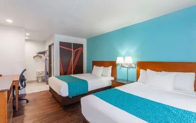 Photo 4 - Howard Johnson by Wyndham National City/San Diego South