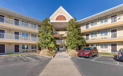 Photo 2 - Extended Stay America Select Suites - St. Louis - Westport - E Lackland Rd