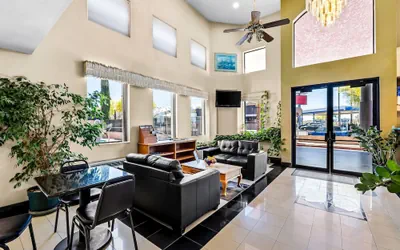 Photo 3 - Days Inn by Wyndham Tucson Airport