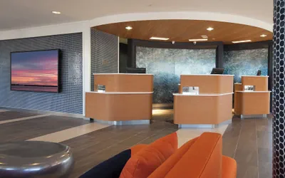 Photo 4 - Courtyard Charleston Waterfront by Marriott