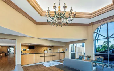 Photo 3 - La Quinta Inn & Suites by Wyndham West Palm Beach Airport