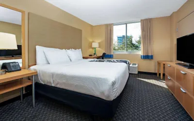 Photo 5 - La Quinta Inn & Suites by Wyndham West Palm Beach Airport