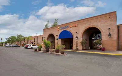 Photo 2 - Comfort Suites Tucson near Sabino Canyon